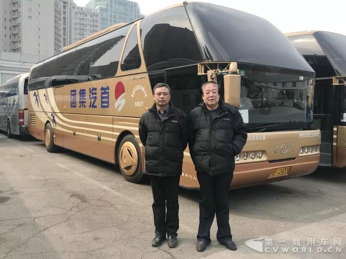 杨静（右）在两会用车服务保障现场