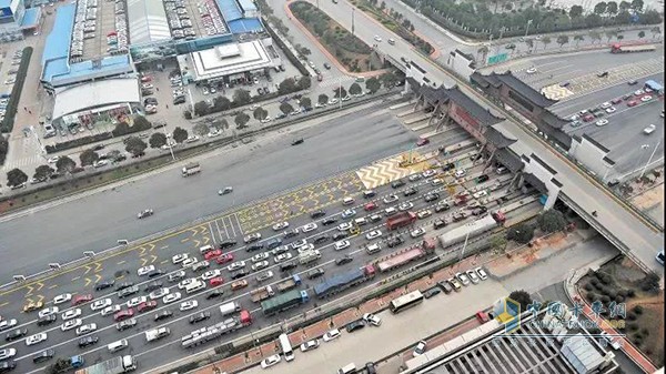 高速公路拥堵已成难题 高速公路拥堵已成难题