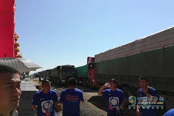 万家镇可兰素加注站统一服装的工作人员 万家镇可兰素加注站统一服装的工作人员