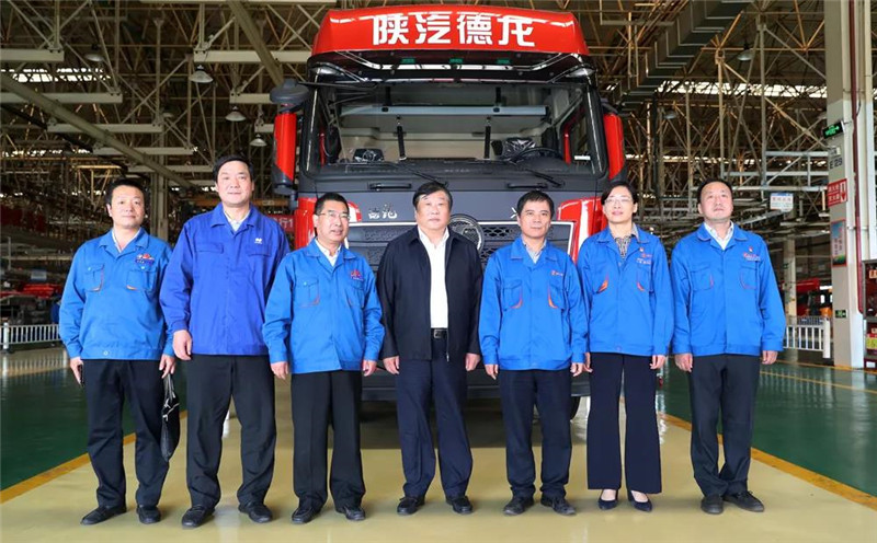 谭旭光与陕重汽、汉德车桥的领导干部合影