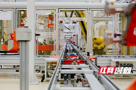 广汽三菱发动机生产线。郑骏摄