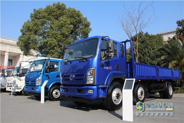 三轴载货车