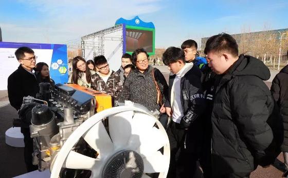 潍柴H平台发动机吸引了师生的关注