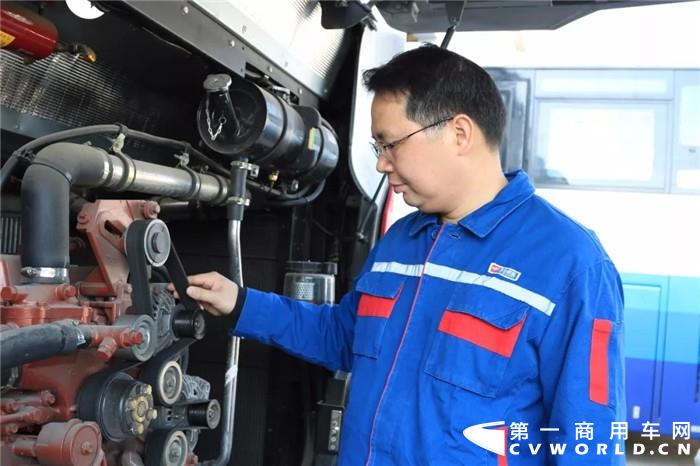 玉柴客服中心工程师陈柏全在检查车辆