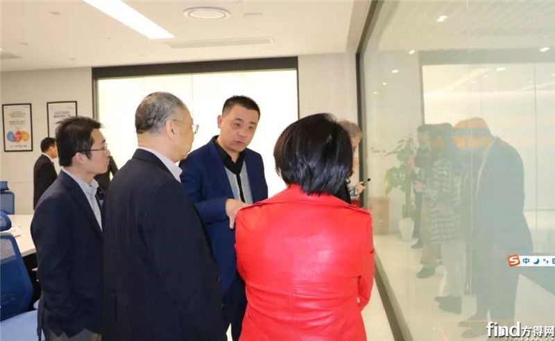 毕建伟副总裁详细介绍希杰荣庆自行开发的智能货仓系统