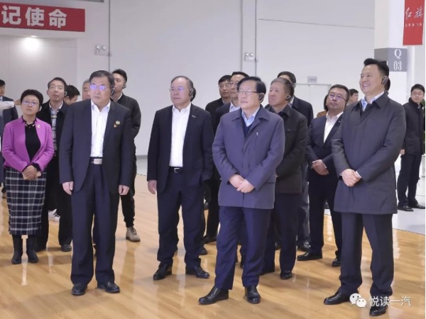 万钢（前排中）一行参观红旗工厂