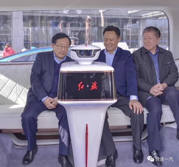 万钢（左一）试乘红旗智能小巴