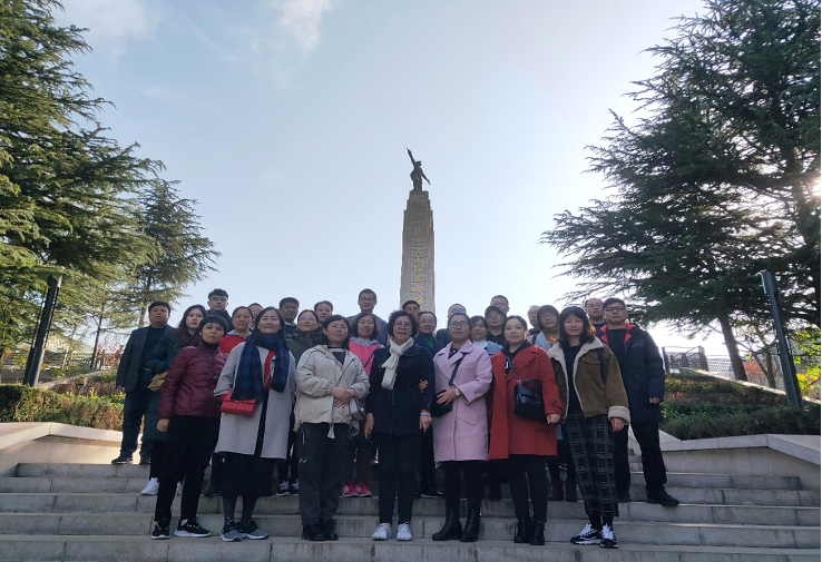 与会代表参观铁道游击队纪念馆合影留念