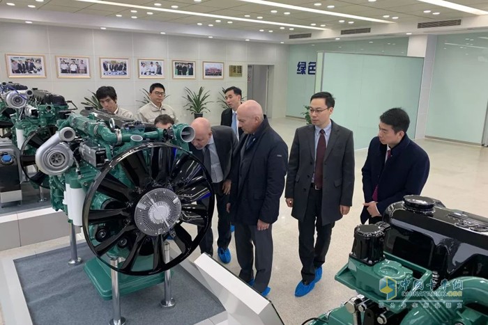 芮博廉一行首先参观惠山工厂