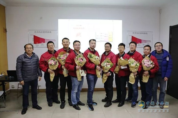 徐大千、高峻为机加管理团队献花