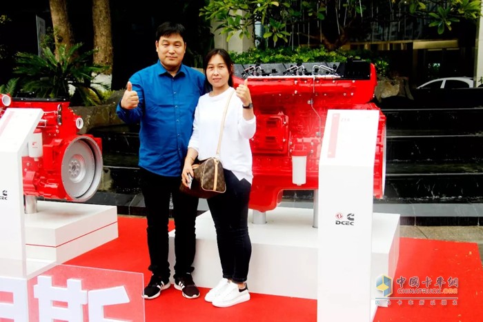 王海涛夫妇在东风康明斯老友汇年度盛典现场合影