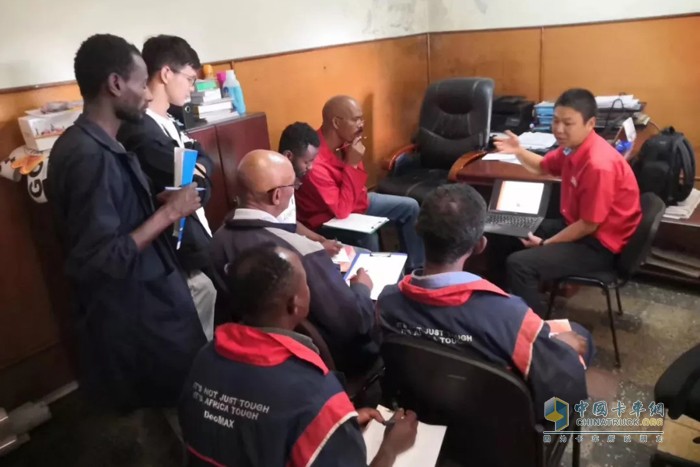 李明采取寓教于乐的方式为客户做培训