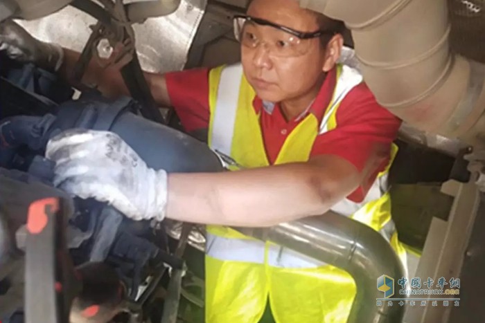 李明为客户排除故障