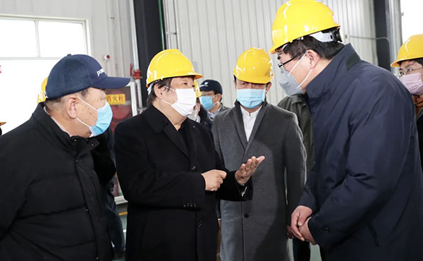 谭旭光在华丰动力公司调研