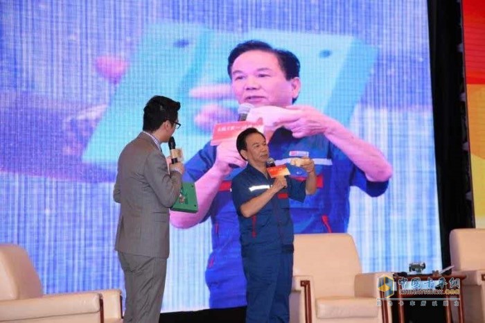 玉柴首席技能大师陈金源(右一)讲解玉柴气道技术 玉柴首席技能大师陈金源(右一)讲解玉柴气道技术