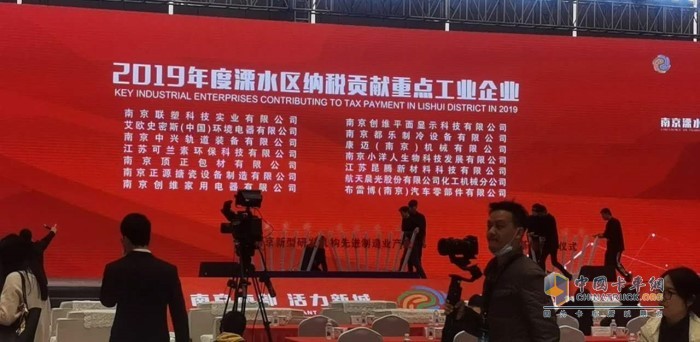 可兰素公司(左行第四个)获奖 可兰素公司(左行第四个)获奖