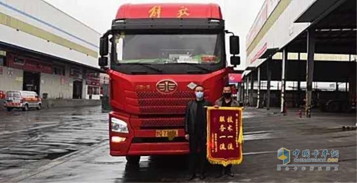 老张将写有“技术一流、服务一流”八个大字的锦旗送到了潍柴舒创服务站 老张将写有“技术一流、服务一流”八个大字的锦旗送到了潍柴舒创服务站