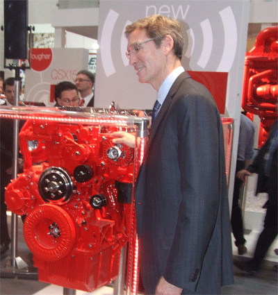 康明董事长兼首席执行官汤姆·莱恩巴格将减薪50％