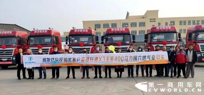 3月30日，配套玉柴YCK11N国六燃气机的轩德3系牵引车批量交付辽宁客户。