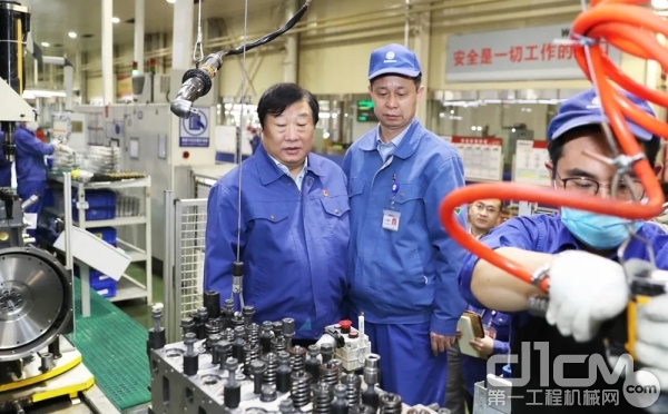 谭旭光察看WP10发动机的装配 谭旭光察看WP10发动机的装配