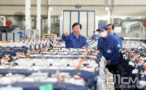 谭旭光察看WP13发动机 谭旭光察看WP13发动机