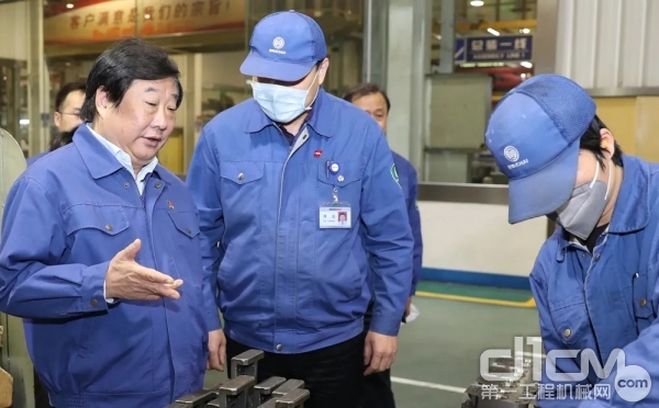 谭旭光现场察看WP6发动机缸盖 谭旭光现场察看WP6发动机缸盖