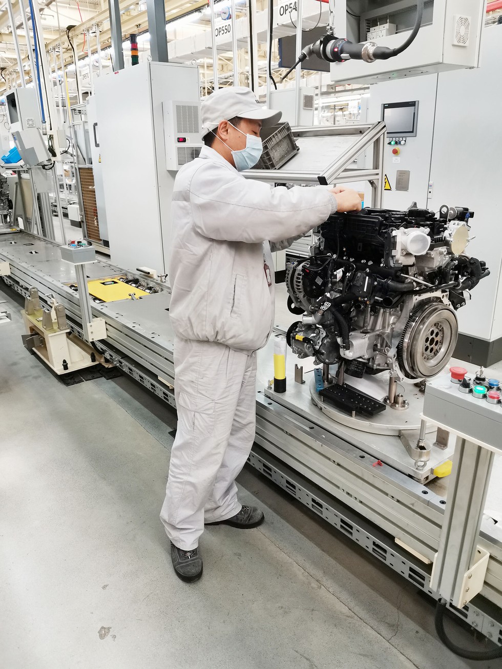 疫情期间，万鹏进行样件出库点检