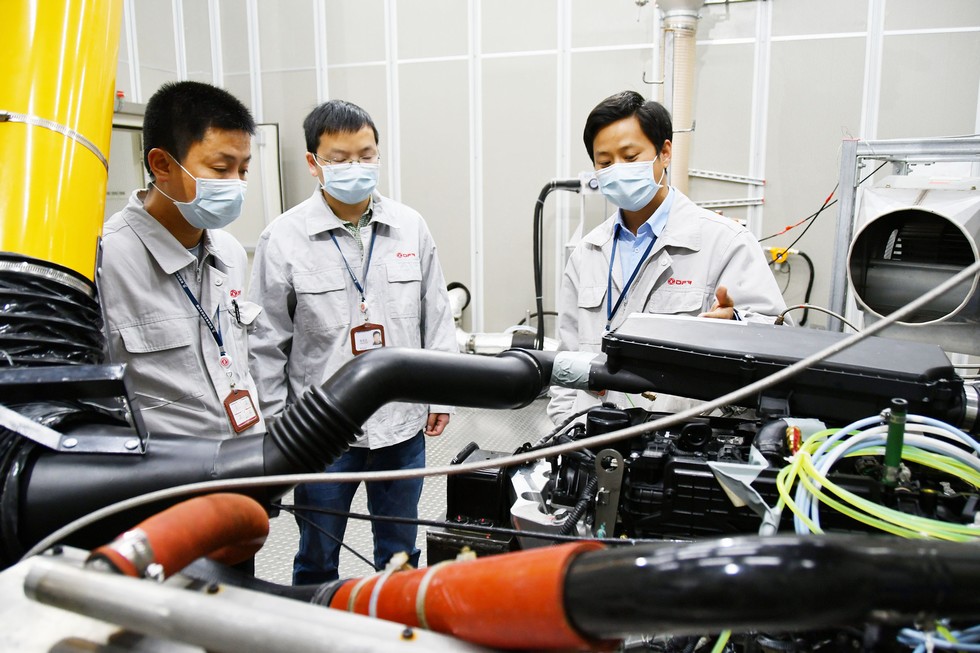 项目组成员现场探讨