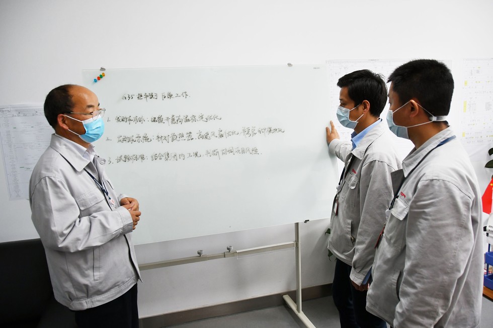 张社民、管永超、万鹏在讨论项目进展情况