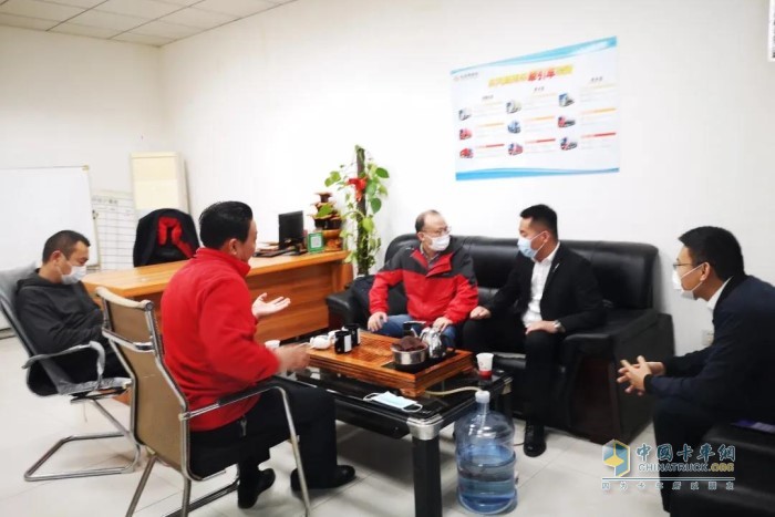 东风康明斯山东商务处的员工正在为客户讲解产品特性 东风康明斯山东商务处的员工正在为客户讲解产品特性