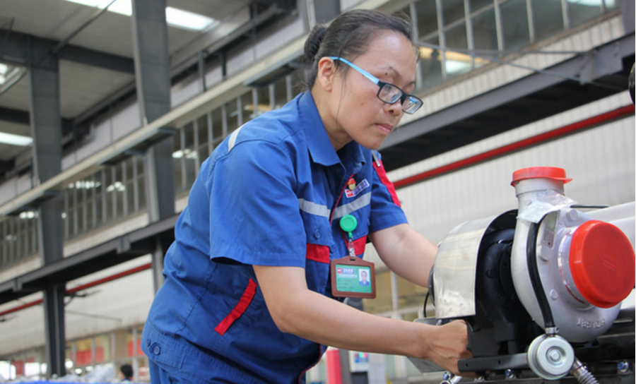 全国人大代表、广西玉柴机器股份有限公司新品试制装配工段工段长许燕妮