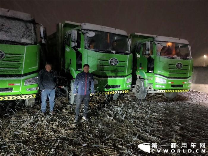 4月19日,服务人员冒雪在海拔3616米的若尔盖地区,帮助用户解决行车问题 4月19日,服务人员冒雪在海拔3616米的若尔盖地区,帮助用户解决行车问题