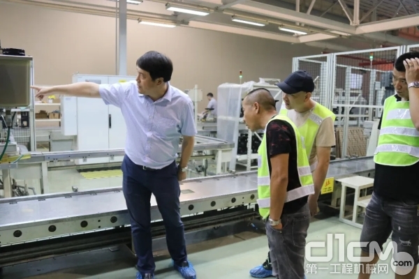 用户参观考察华菱重卡四大工艺生产车间和汉马发动机生产车间 用户参观考察华菱重卡四大工艺生产车间和汉马发动机生产车间