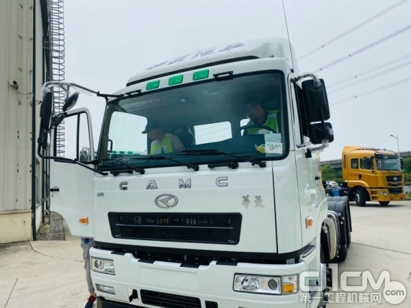 客户一行试乘试驾华菱重卡和汉马H7牵引车 客户一行试乘试驾华菱重卡和汉马H7牵引车