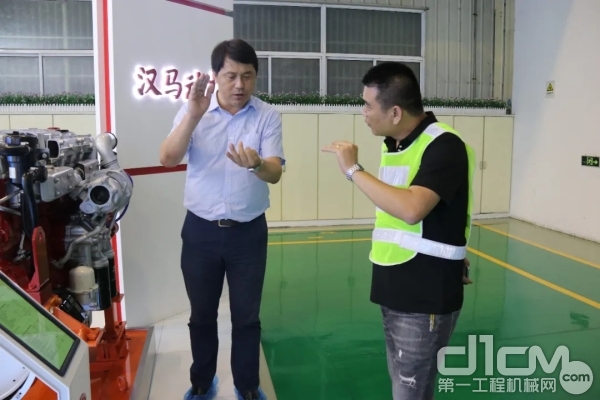 参观发动机生产车间 参观发动机生产车间