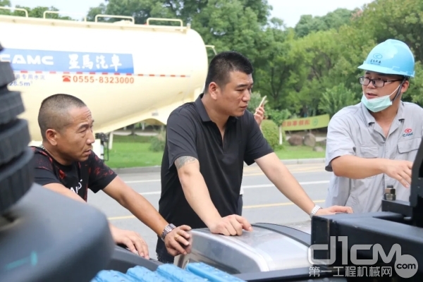 技术人员为客户解答疑问 技术人员为客户解答疑问