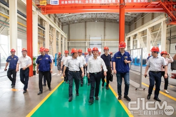 生态环境部部长黄润秋一行来到徐工重型调研
