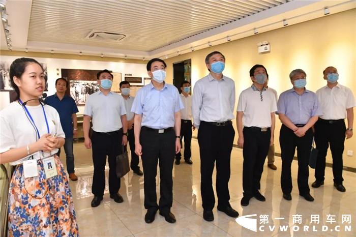 舒歌群、黄海昆、晏平等领导参观中国科学技术大学相关实验室