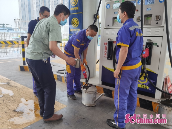 检测工作人员在加油站采样 检测工作人员在加油站采样