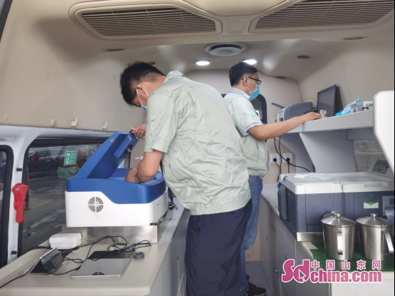快速检测车工作人员在现场对所抽油品进行检验 快速检测车工作人员在现场对所抽油品进行检验