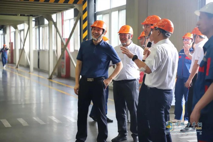 考察团一行来到机加车间