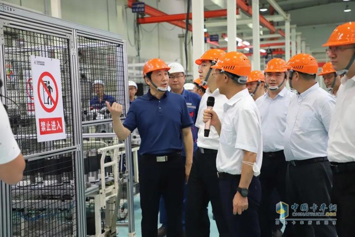 考察团一行来到装试车间