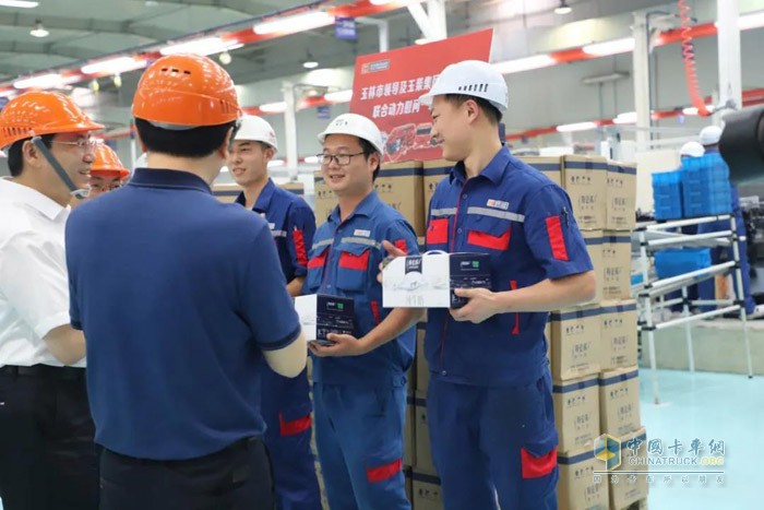 考察期间，黄海昆、晏平向产线员工送上牛奶表达慰问玉柴联合动力合影留念