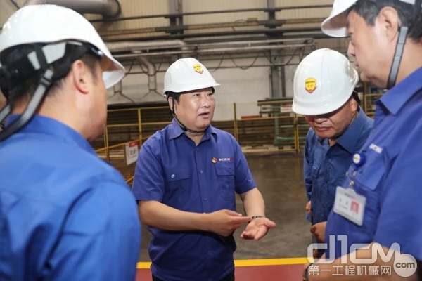 谭旭光与一线员工亲切交谈