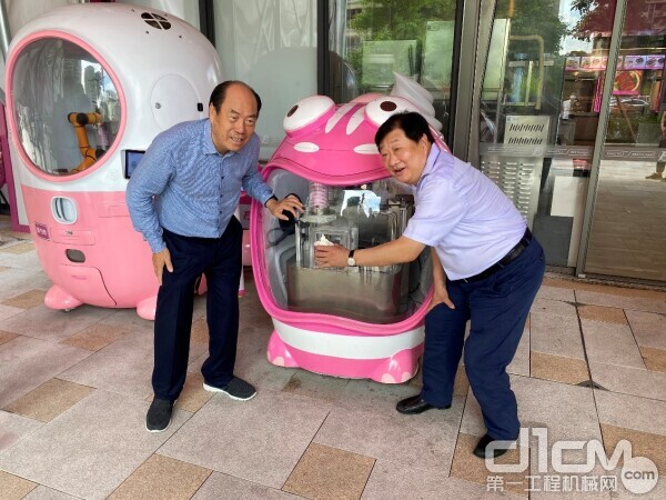 谭旭光详细参观智能机器人展示