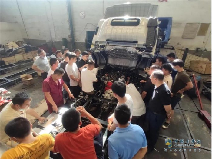 围绕国六整车,培训老师实操演示 围绕国六整车,培训老师实操演示