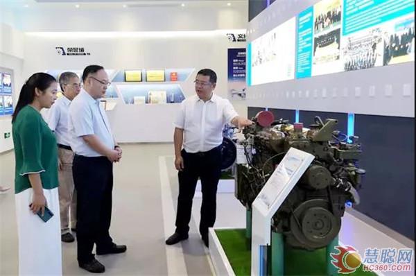 曹坤华（左二）参观玉柴科技馆  