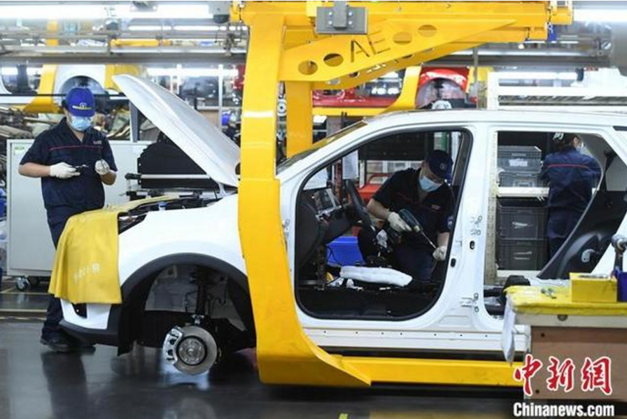 资料图：汽车生产线上的工人正在作业