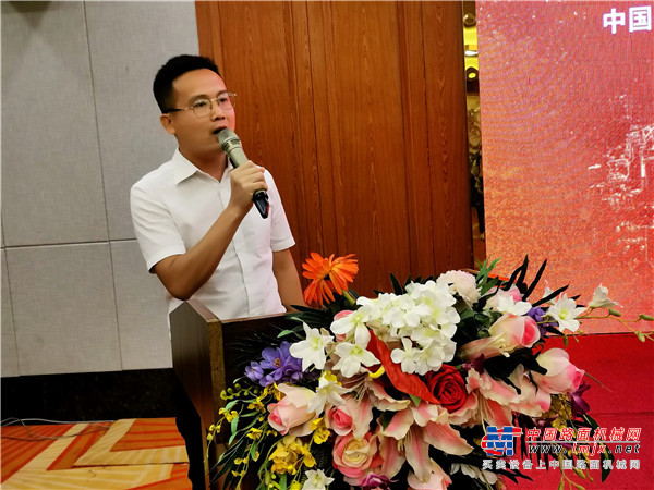 玉柴重工副总经理谢文辉主持新品发布会