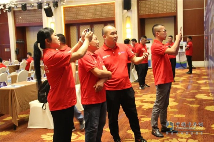 招商会现场参会人员在认真探讨